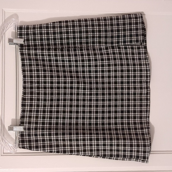 H&M Dresses & Skirts - Comfy Stretchy Plaid Check Mini Skirt Slit Black and White Clueless M